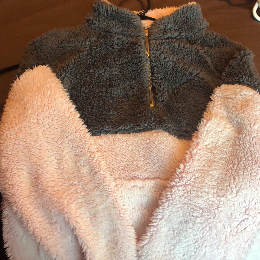 hey guys I’m selling this cozy jacket